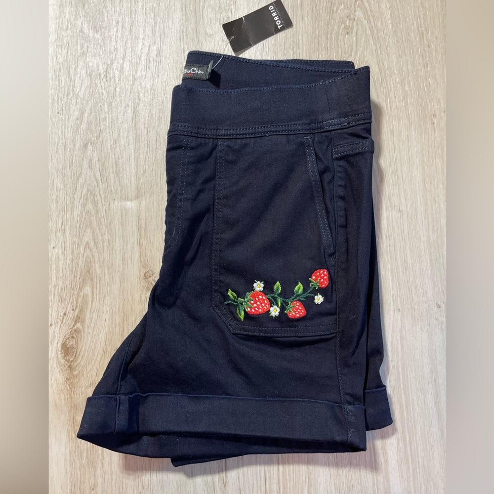 NWT Torrid Retro Chic 5 Inch Lean Jean Embroidered Super Soft High-Rise Short - Picture 6 of 6
